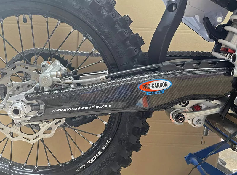 PRO CARBON KTM SWING ARM PROTECTOR 125 TO 450 SX / SX-F / XC / XC-F / SMR 2023-2024